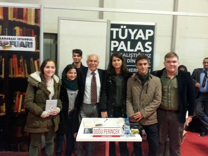 Doğu Perinçek Tüyap Kitap Fuarı'nda kitaplarını imzaladı
