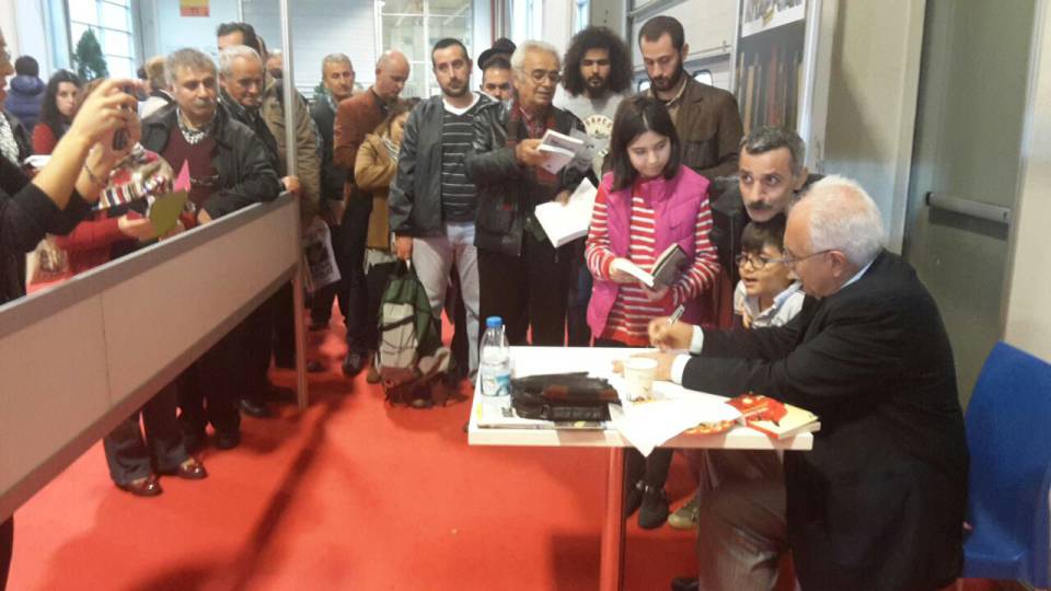 Doğu Perinçek Tüyap Kitap Fuarı'nda kitaplarını imzaladı