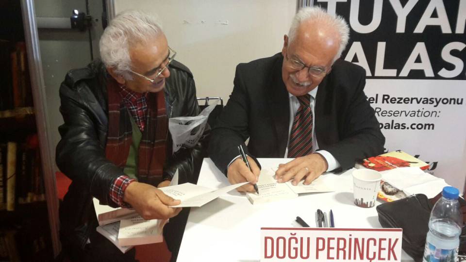 Doğu Perinçek Tüyap Kitap Fuarı'nda kitaplarını imzaladı