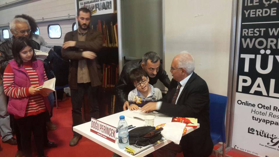 Doğu Perinçek Tüyap Kitap Fuarı'nda kitaplarını imzaladı