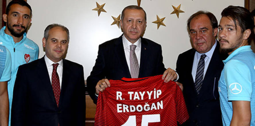 Sporda bir keramet var anlaşılan. Milli takım kafilesinden anlamlı armağan.