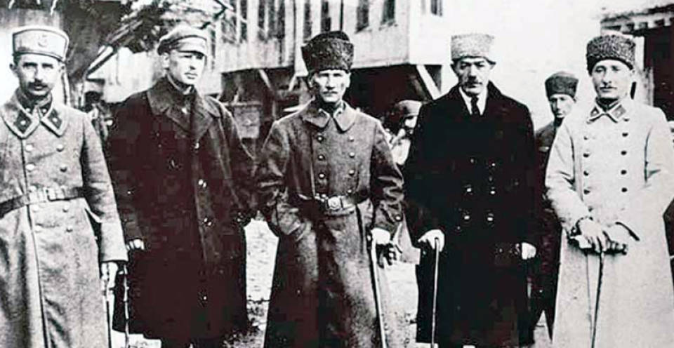 Mustafa Kemal ve İsmet İnönü, Sovyet Elçisi Semiyan Ivonovic Aralov ve Azerbaycan Elçisi İbrahim Abilov ile Konya’nn Akşehir ilçesinde. (28 Mart 1922)