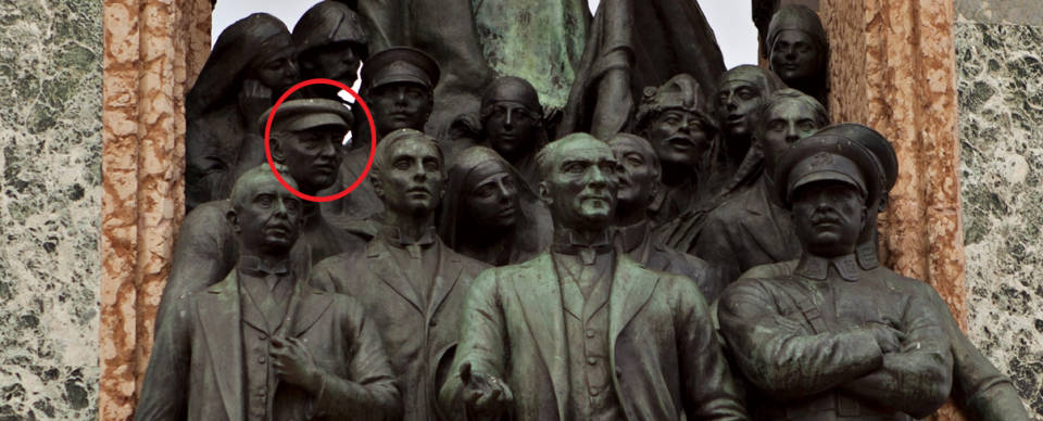 Sovyet elçi Aralov’un Mustafa Kemal’in hemen arkasında yer aldığı ve 1928’de yerine yerleştirilen Taksim Cumhuriyet Anıtı, Kemalist Devrim ve Sovyet Devrimi arasındaki stratejik ilişkiyi ortaya koyuyor.