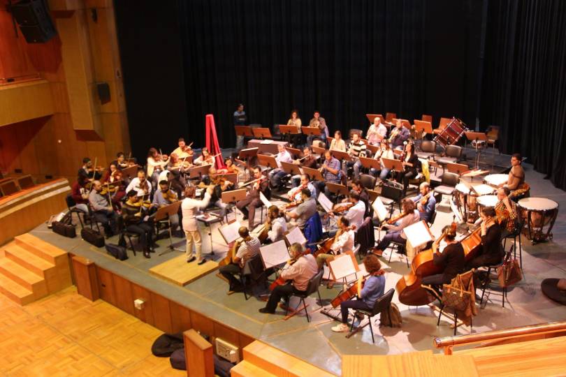 İnci Özdil, Suriye Devlet Senfoni Orkestrası ile vereceği konser için yapılan ilk provada orkestra üyelerine seslendi.