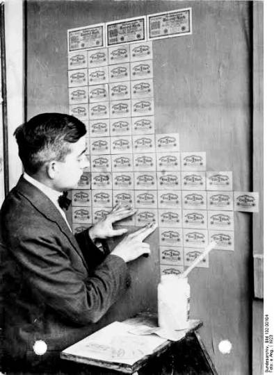 1923'te Almanya'daki yüksek enflasyon parayı öylesine pul yapmış ki... duvarı duvar kağıdı yerine kağıt parayla kaplamak daha ucuz olmuş.  Aman gördüğünüz gibi beterin beteri var...