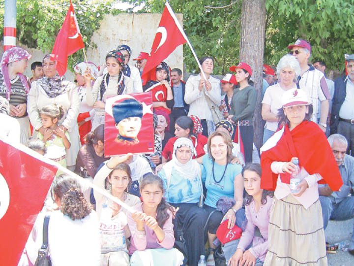 2007 Diyarbakır mitinginde. Bismil, Aslanoğlu köylüleriyle.