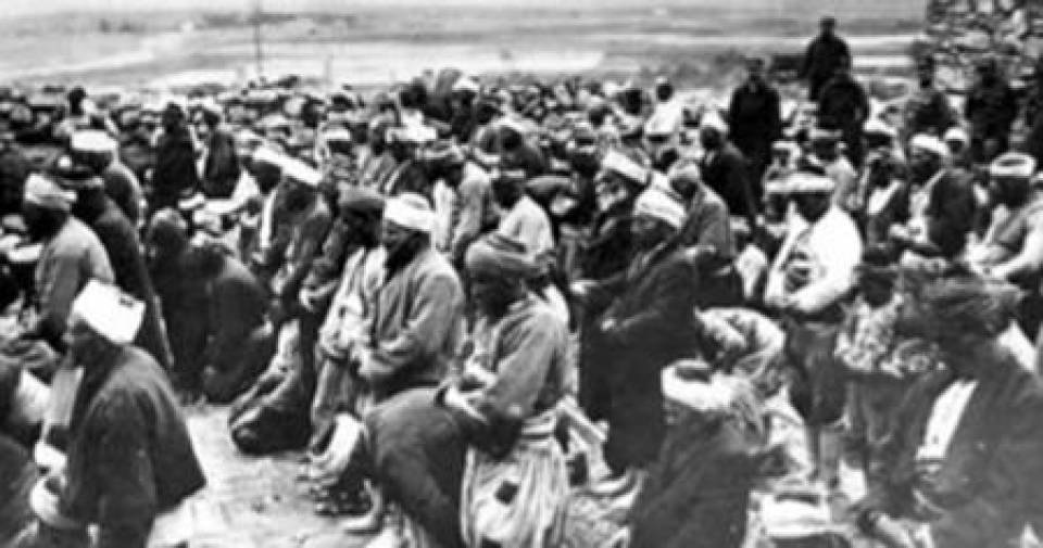 Yunan askerlerinin namlularının gölgesinde namaz kılınıyor. (16 Mayıs 1922) Cumhuriyet ve devrimler aslında namazlarımızı da işgalden kurtardı, dinimizi özgürleştirdi.