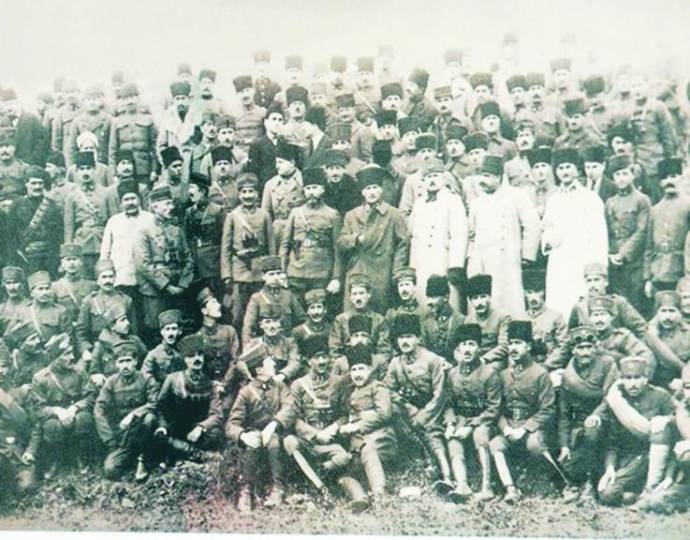 Dört ay sonra Birinci Ordu askerleriyle (18 Ocak 1923)​