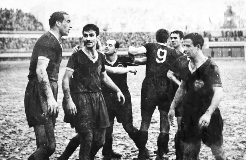 Çamur ve terle kazanılmış bir futbol maçı. Beykozlu futbolcular birbirini kutluyor. Öndeki uzun boylu Ekerbiçer. (1950'lerin sonu olmalı)