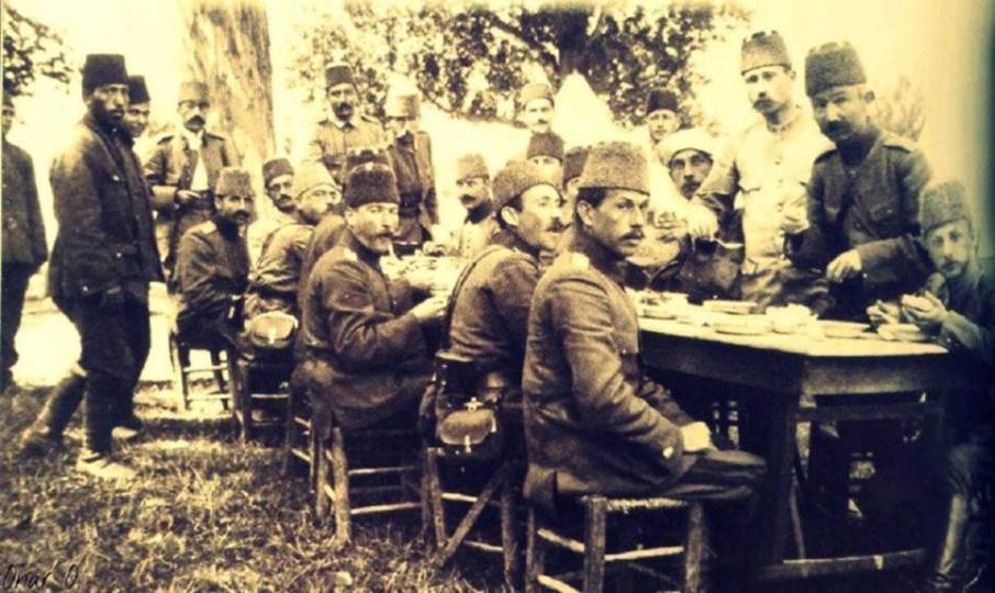 1910’da Atatürk Selanik’ten Üsküp’e hareket etmeden önce, sabah kahvaltısında. (Kaynak: Neval Konuk)​