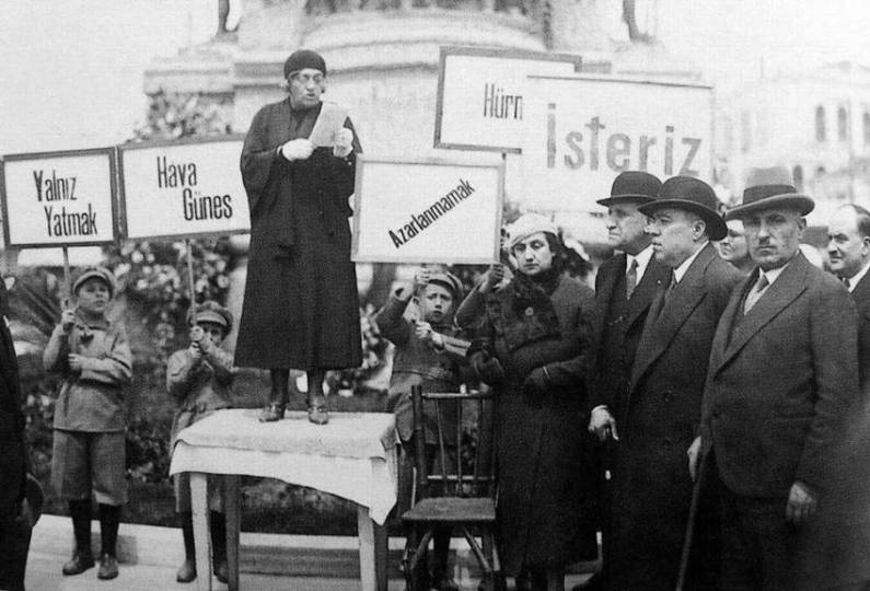 Nakiye Öğretmen Çocuk Hakları Bildirgesi’ni okuyor (1930, Taksim)