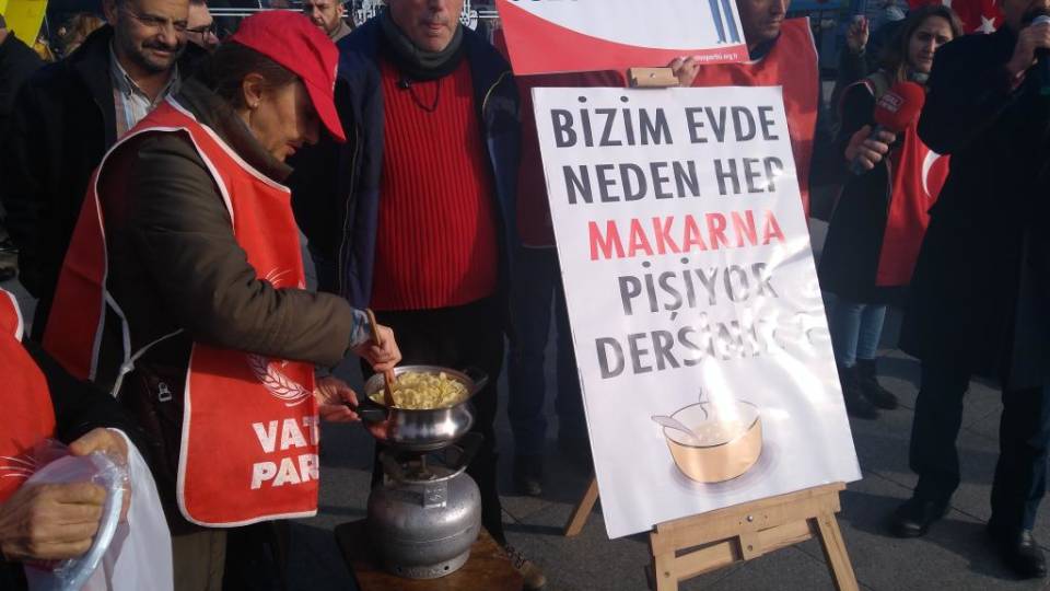 Partililerimiz pişirdikleri makarnayı dağıtırken 'Biz asgari ücretle çalışanlar, sofrasındaki paylaşmayı biliriz. Fakat meclistekiler bunu bilmiyor' dedi.