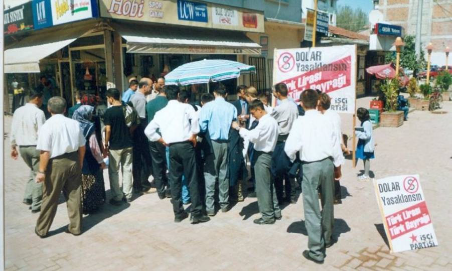2001 yılında Vatan Partisi’nin Türkiye’de Türk parası, Türk bayrağı kampanyası.