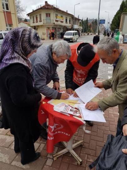 Tüm Türkiye'de vatandaşlar Cumhurbaşkanı Adayı Doğu Perinçek için imza veriyor