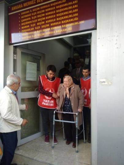Aysel Değirmen, 89 yaşında Ankara'da Doğu Perinçek için imza verdi