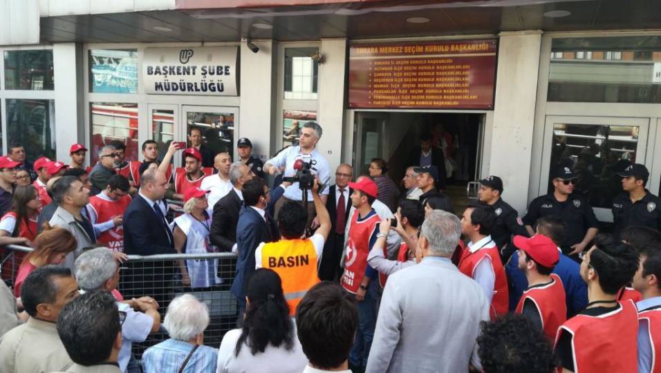 Vatan Partisi Genel Sekreteri Utku Reyhan, beraberinde bir heyetler Ankara'da YSK merkezine giderek imza verdi