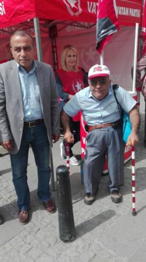 Engelli vatandaşlar Perinçek'e imza vermek için YSK merkezlerinde