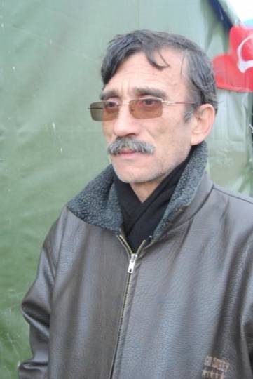 Mehmet Esmer, 2 Kasım 2011 günü FETÖ kumpaslarına karşı Silivri’deki direniş çadırı önünde.