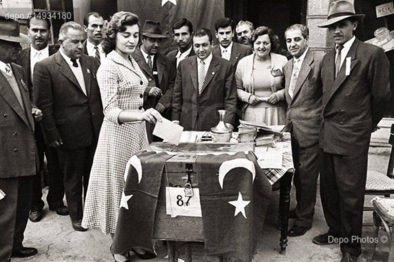 1935 - İzmir’de kadınlar ilk oylarını Türk bayraklı sandıklara atıyorlar. Büyük özenle...