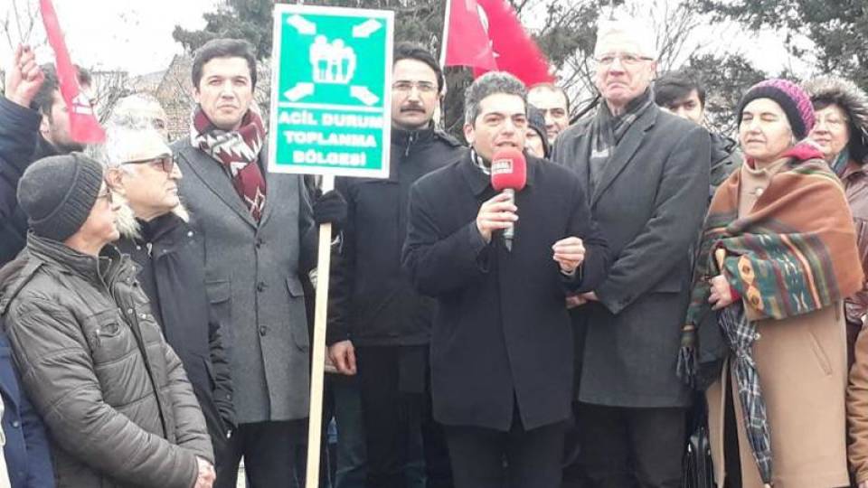 Vatan Partisi’nin adayı Mustafa İlker Yücel, basın açıklamasını deprem toplanma alanı olarak seçilen ama TÜRGEV’e bırakılan ve yapılaşan yerde yapmıştı.