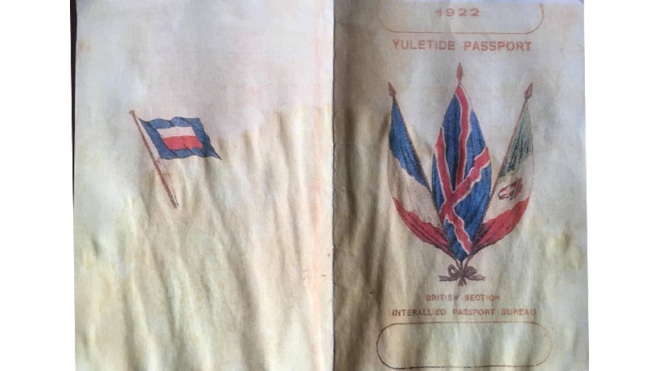 'Serbest Dolaşım Belgesi'nin İngiliz, Fransız ve İtalyan bayraklı dış kapağı
