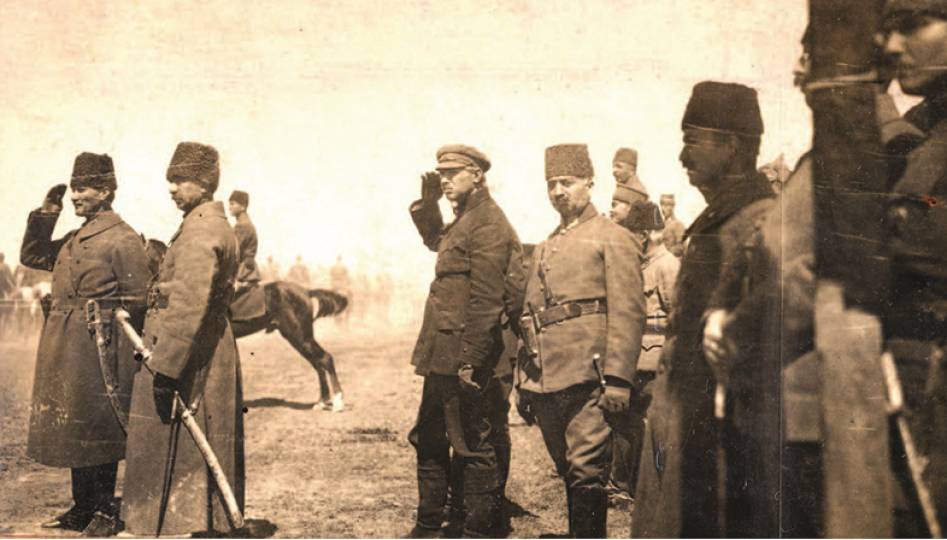 Mustafa Kemal Atatürk, İsmet İnönü ve Rusya Büyükelçisi S.İ.Aralov Ilgın manevralarında. 1922.