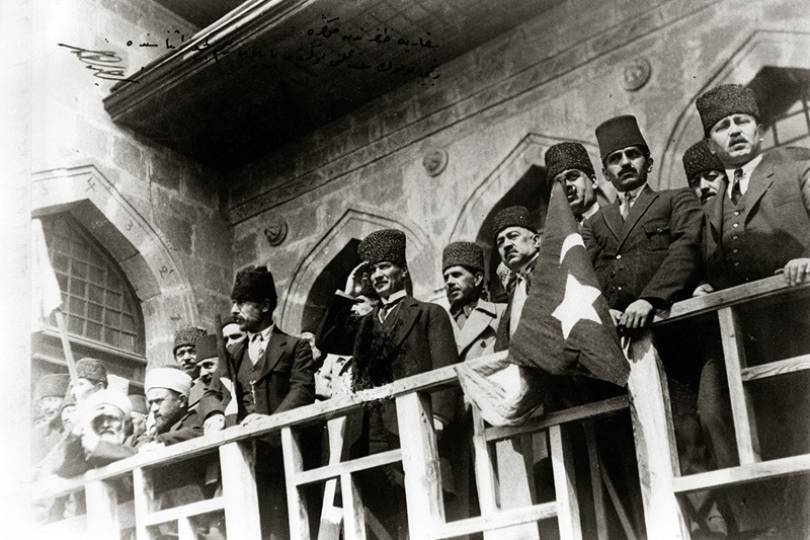 Mustafa Kemal Paşa, 23 Nisan 1920'de Meclis'in açılışında halkı selamlarken.