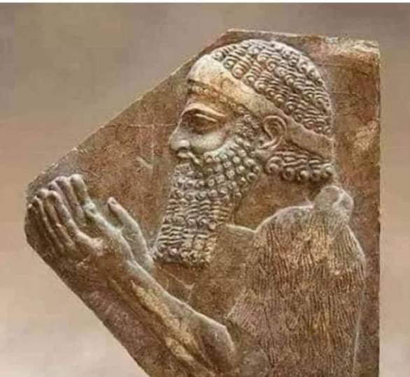 Elleri dua için kaldırıp açmak bir Sumer geleneği. Asur kralı İkinci Sargon, sefere çıkmadan önce ay tanrısı Sin'e ellerini açıp dua eder, ay ışığını eline doldurur, ışığın içinde olduğu düşünülen koruyucu ve kutsayıcı güçleri toplayarak yüzüne aktarırmış. (MÖ. 713-706)