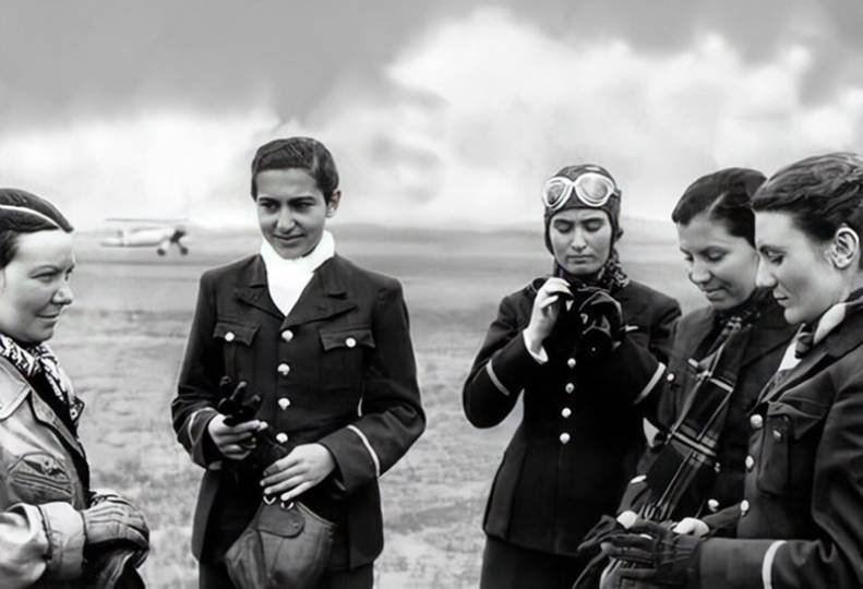 İlk kadın savaş pilotumuz Sabiha Gökçen, Sahavet Karapars ve diğer kadın pilotlarımız. (1942). NH @qqueenfreddie