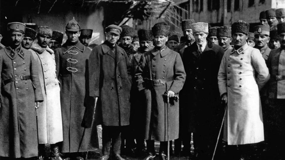 Atatürk, 28 Mart 1922’de Büyük Taaruz’un hemen öncesinde Türk ordusunu denetlerken yanında Sovyet elçisi olarak ülkede bulunan Semyon Ivanoviç Aralov da vardı. (Fotoğrafta Atatürk’ün sağında.)
