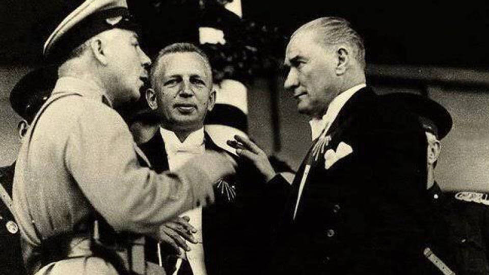Atatürk, Ilgın manevraları sırasında Aralov’un (kasketli olan) da bulunduğu heyetle sohbet ederken.
