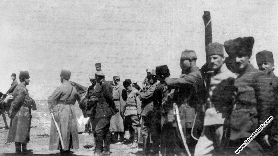 Atatürk, Cumhuriyet’in 10. yıl kutlamalarına katılan Sovyet Mareşali Kliment Voroşilov ile sohbet ederken. (1933)