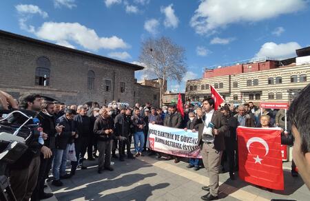 Diyarbakır'da Türk bayraklı elektrik eylemi mitinge dönüştü