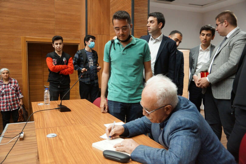 Perinçek, etkinlik sonrası kitaplarını imzaladı.