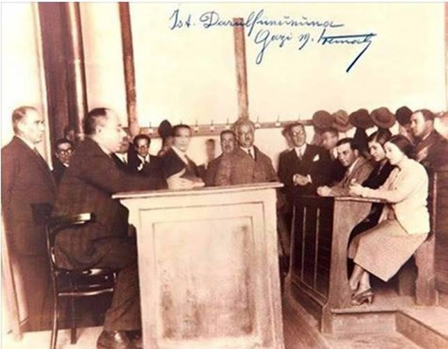 Ayakta ders dinleyen Atatürk - Resim : 1